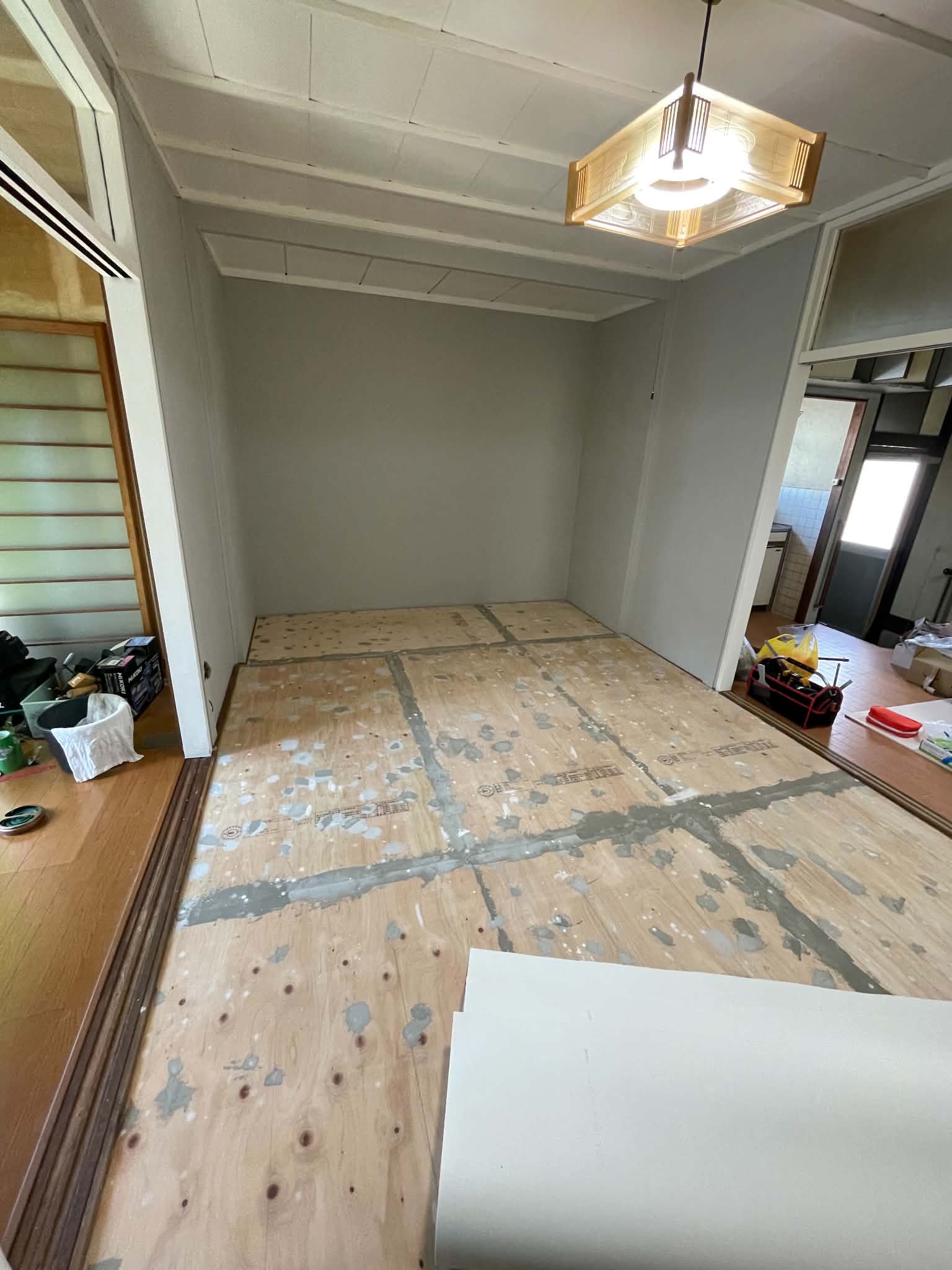 床をはがして直している途中の和室