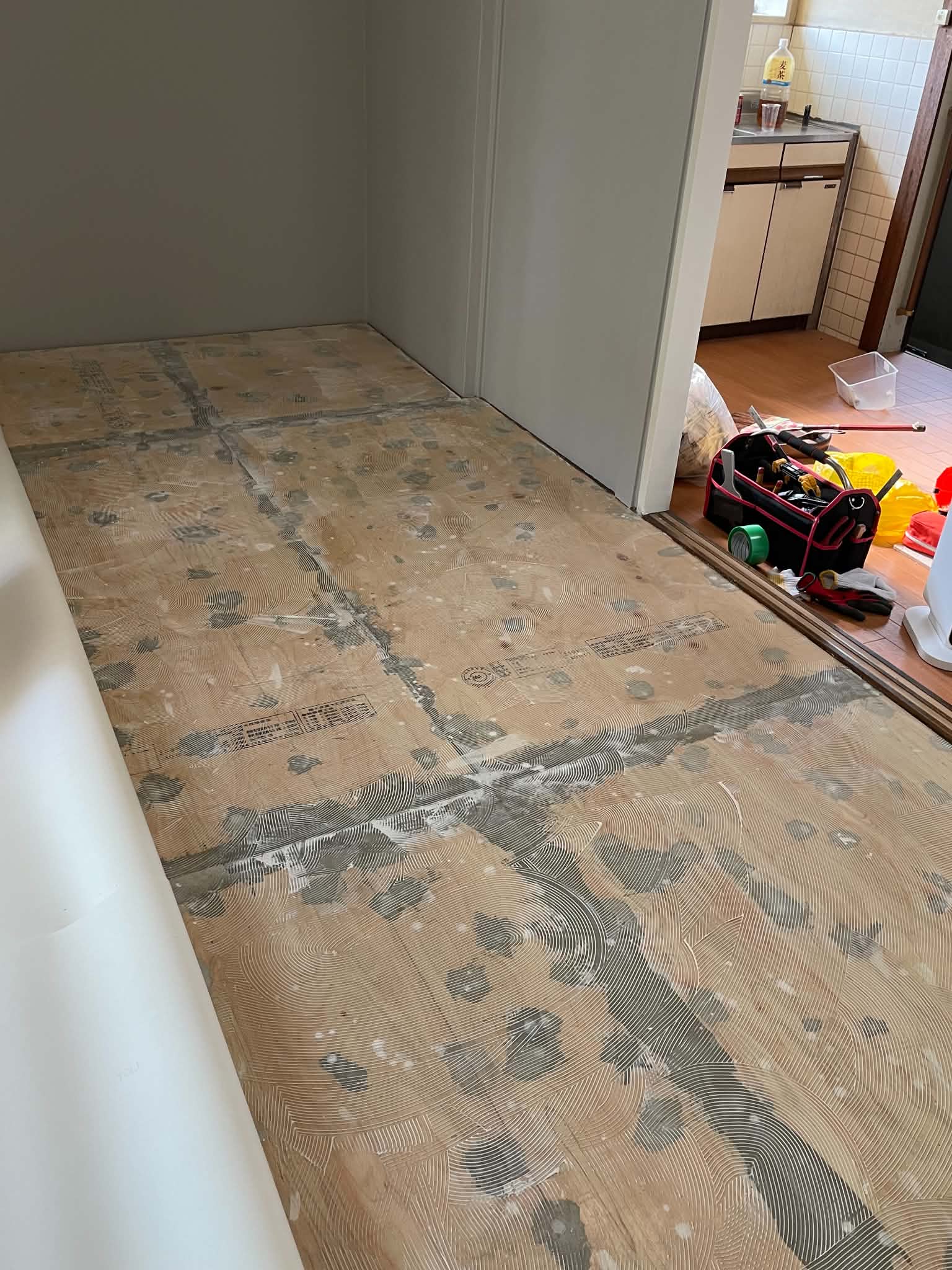 床材をはがして下地が見えている状態